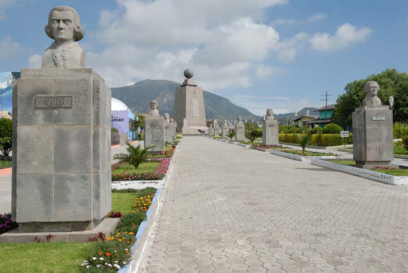 12_4571_QUITO_MITAT_DEL_MONDO